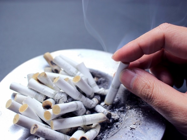 なぜ最近の若者はタバコを吸わない カッコいいだろ という時代錯誤の主張 狭い喫煙室 で懸命に吸う姿は別にカッコよ ニコニコニュース