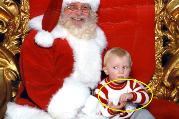 サンタさんに抱っこされながら 助けて とサインを送る赤ちゃん ニコニコニュース