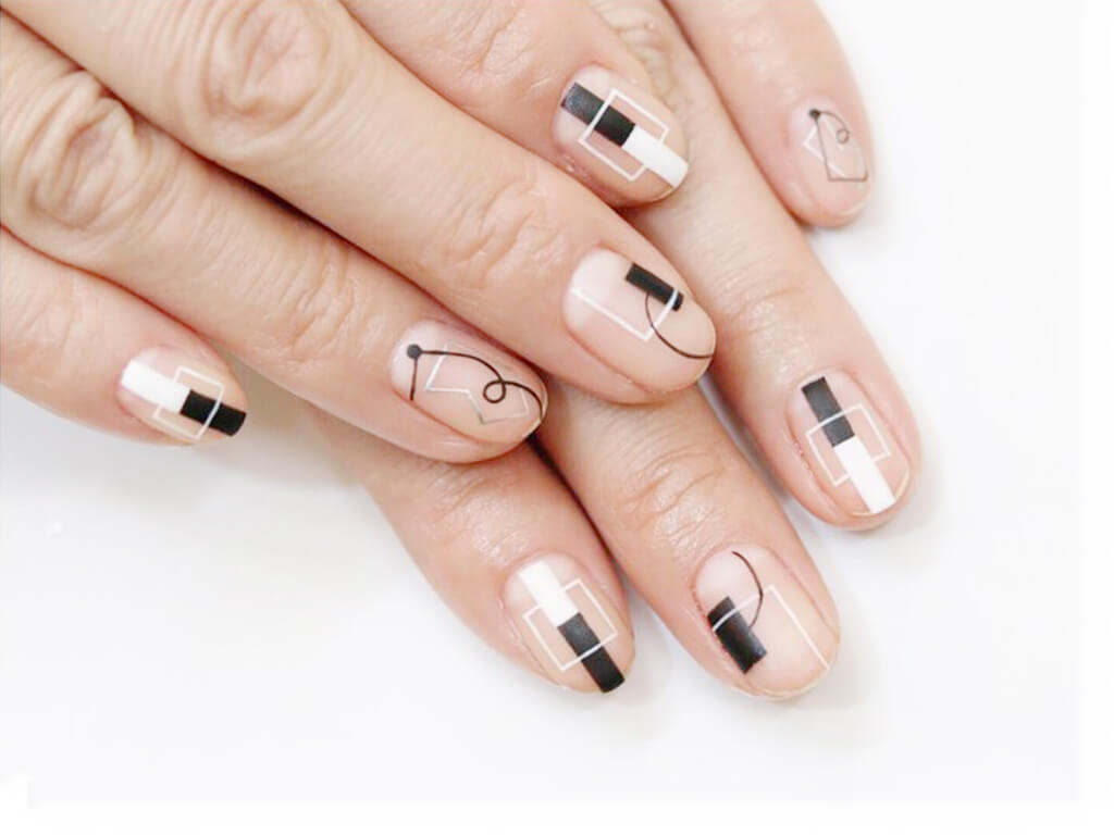 アーティスティックなミニマルデザインネイル クリアベース モノトーンでシンプルに ニコニコニュース