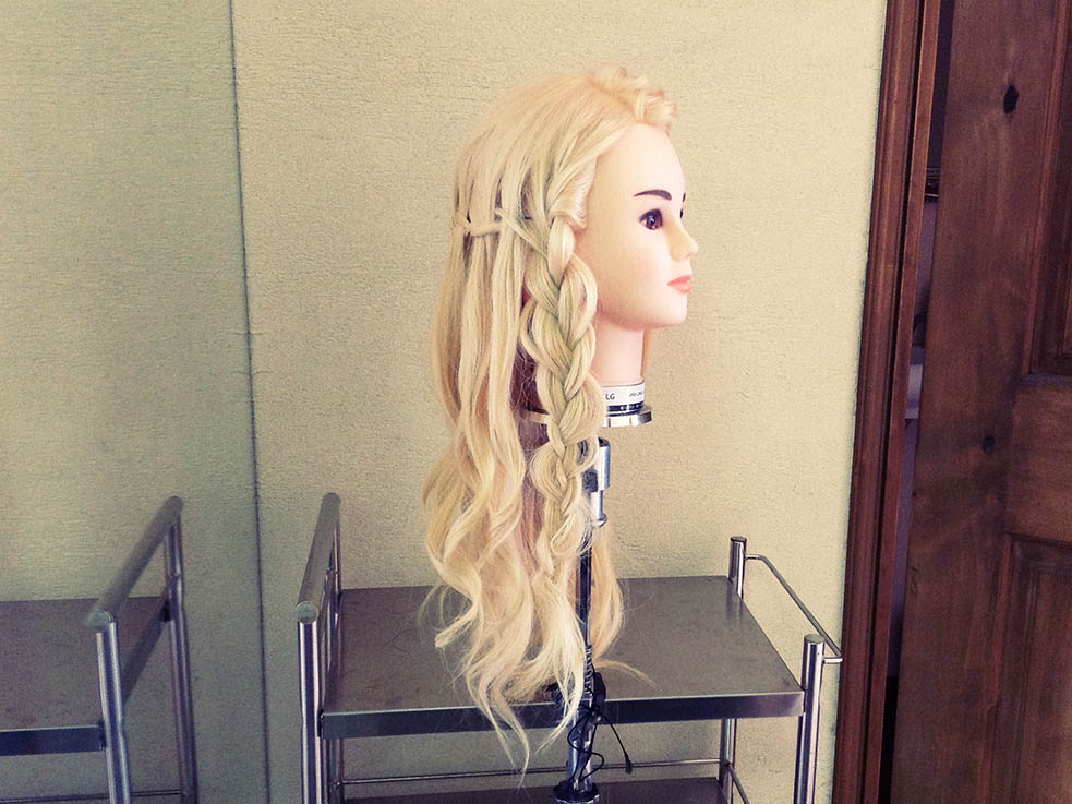 ちょっと変わったヘアアレンジ ウォーターフォール 捨て編み込み の編み方を解説 ニコニコニュース