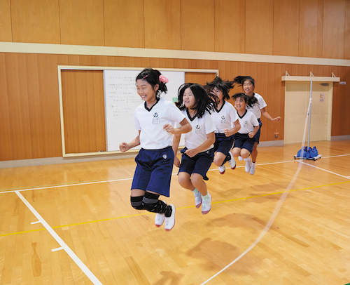 大縄跳び回し手が一人で済む 大縄跳び用 団体用なわとび支柱台 が体育 体操web通販サイトバナナモールにて取り扱い開始 ニコニコニュース