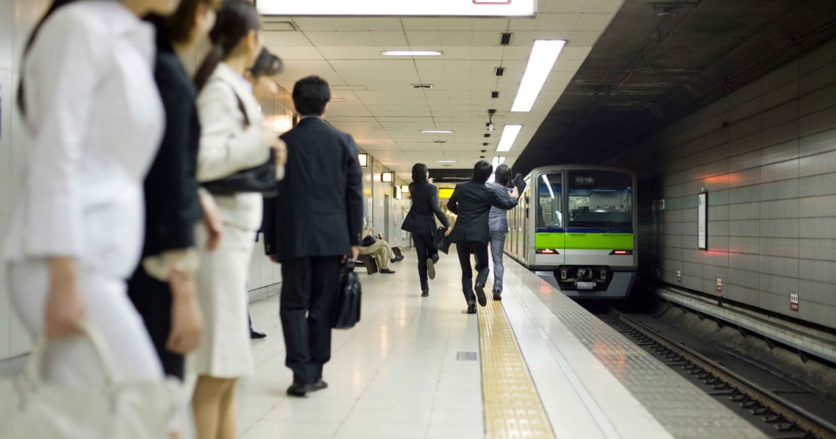 街や駅で見かける わざとぶつかる人 その理由に衝撃走る ニコニコニュース