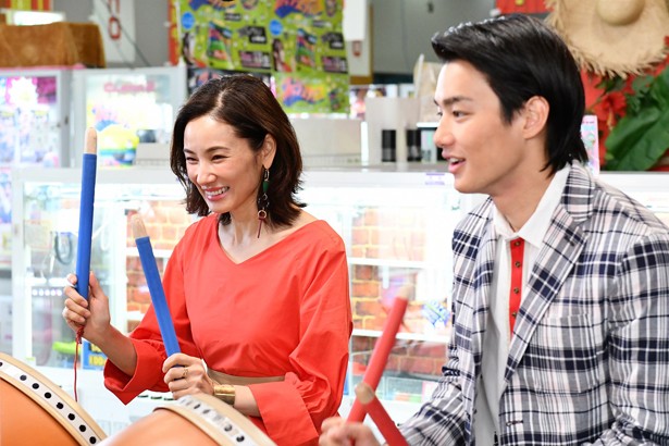 バックハグ 手つなぎ キス寸前 野村周平が吉田羊をオトす胸キュン映像が到着 ニコニコニュース