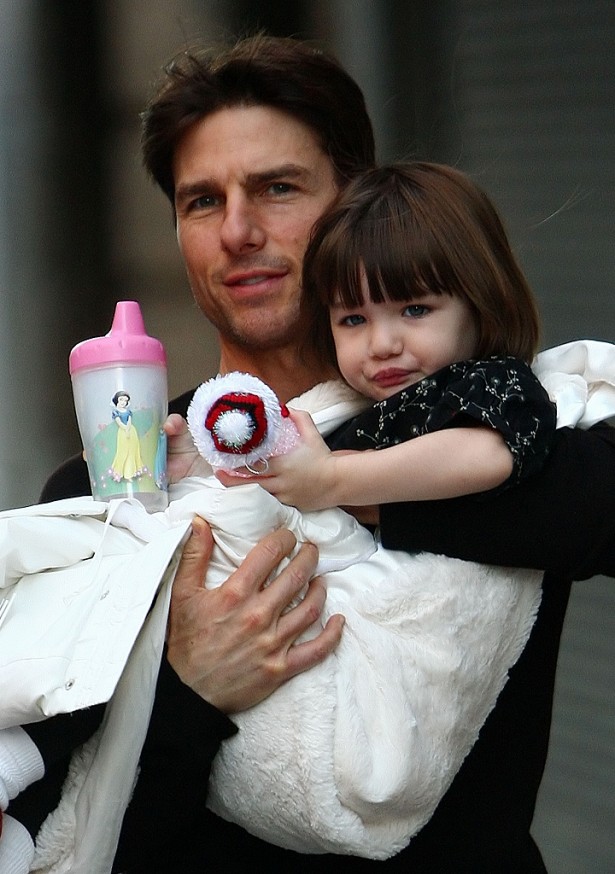 頭のリボンは健在 トム クルーズ娘スリ ママと地下鉄通学 ニコニコニュース