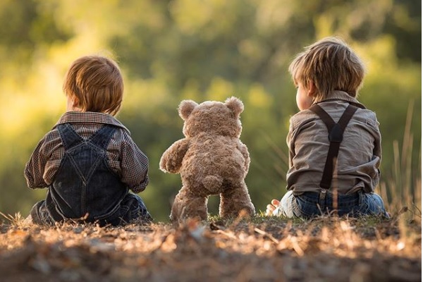 クマのぬいぐるみと4人の子供たちの姿を撮り続ける写真家に癒される ニコニコニュース