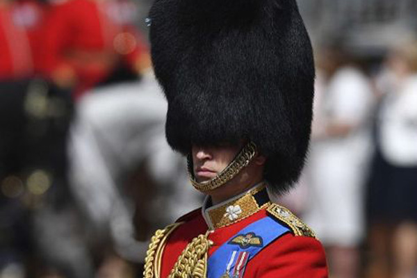 英女王誕生祝賀式典で あの黒い毛皮帽ではなくターバンで行進した近衛兵が話題に ニコニコニュース