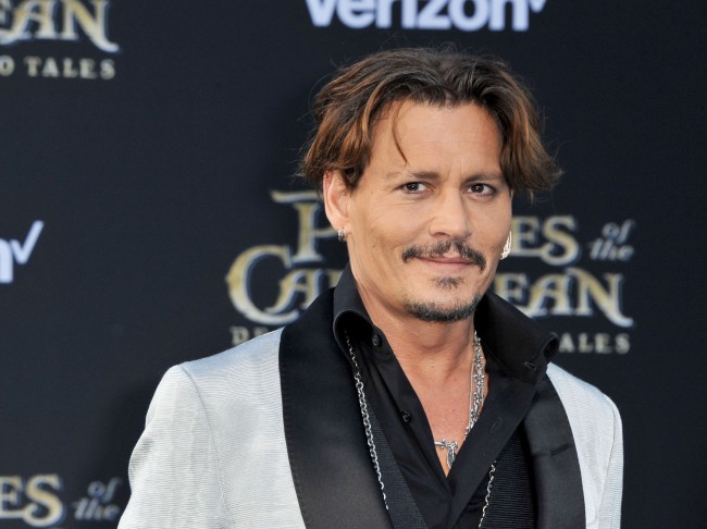 ジョニー デップ 元スタッフが 殴られた と損害賠償を請求か ニコニコニュース