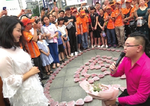 中国人がザリガニ料理100人分をハート型に並べプロポーズ 中国人の間で流行ってるのか ニコニコニュース