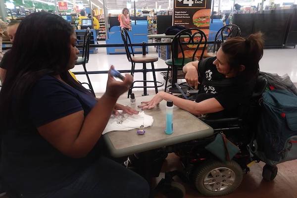 ネイルサロンに断られた女性客の爪をスーパーのレジ店員が塗ってあげた理由が温かい ニコニコニュース