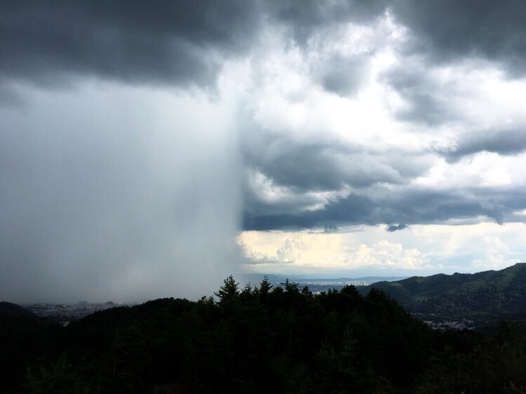 ゲリラ豪雨とらえた 神秘写真 話題に 青空と雨のコントラスト まるで 水の壁 ニコニコニュース