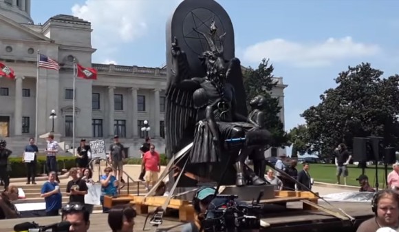 アーカンソー州の州議会議事堂前で悪魔教会が集会 悪魔像 バフォメット が持ち運ばれる アメリカ ニコニコニュース