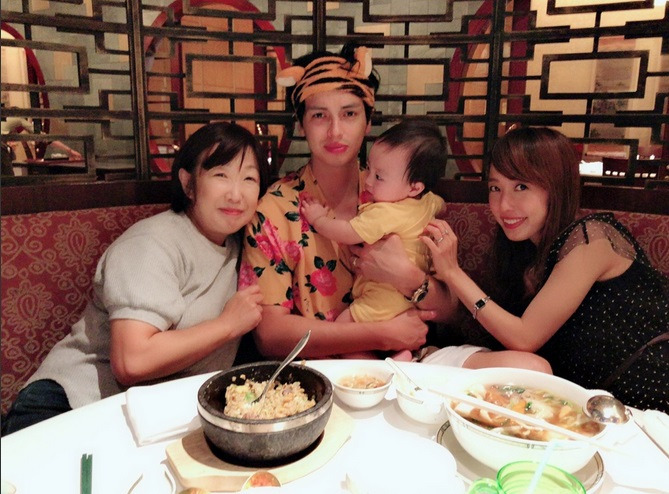 川崎希さんのお母様がぶっ飛んでる 新米パパのアレクさん激写 ニコニコニュース