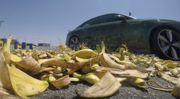 マリオカートで定番の妨害アイテム バナナの皮 実際の車でもスリップするのか 実験してみた ニコニコニュース