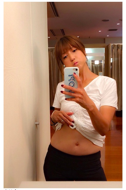 Hitomi ぽっちゃりお腹 写真を公開し 調子に乗ってパクついていたら ニコニコニュース