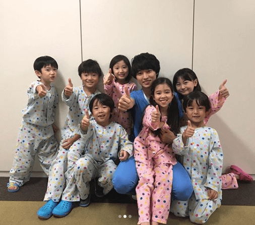 山崎賢人 子供たちとの仲良し写真公開にドラマ視聴者は 続編期待 ニコニコニュース