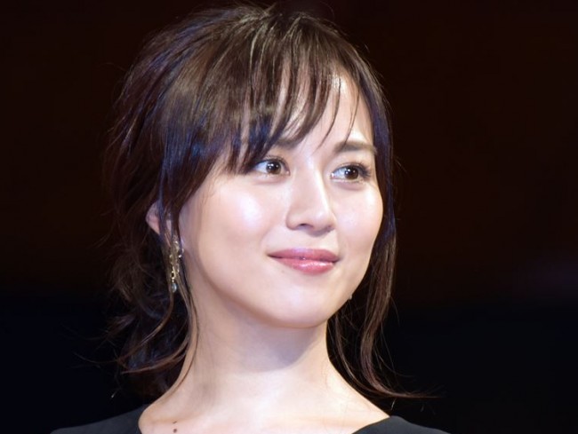 比嘉愛未 ほぼ180度の開脚を披露 長い脚にも注目が集まる 18年10月11日 エンタメ ニュース クランクイン