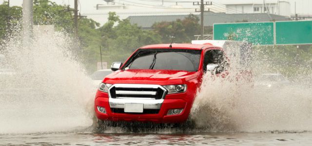 車に水をかけられ衣服が泥まみれに クリーニング代を請求できる ニコニコニュース