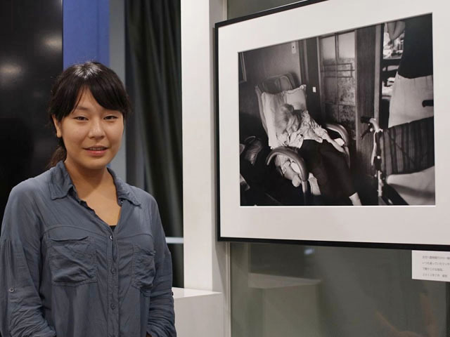 今まで見たことがない母の姿!認知症の祖母を記録する前田実津 写真展 「 My Recollections 」 | ニコニコニュース