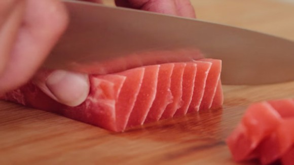 見た目も味も超リアル！マグロとサーモンの刺身そっくりなベジタリアン 