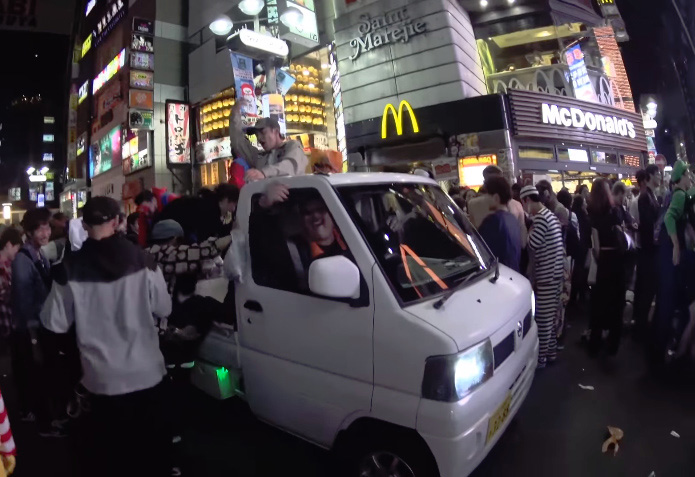 動画 渋谷ハロウィンの軽トラック横転トラブルの意外な真相 運転手が 乗れ乗れ と煽ったのが原因だった ニコニコニュース