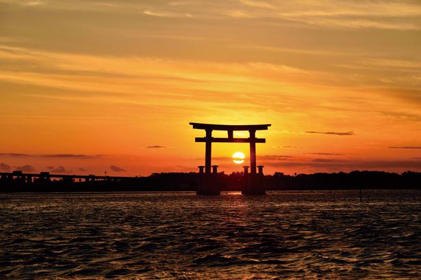 まさに絶景 湖を照らす浜名湖の夕日 圧巻の四日市の工場夜景 冬こそ美しい夕景 夜景を満喫 ニコニコニュース