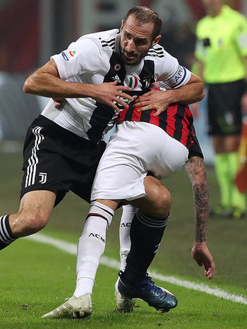 ミラン若手が痛恨の失態 C ロナウドとの記念撮影でユーベ選手の裸体が流出 ニコニコニュース