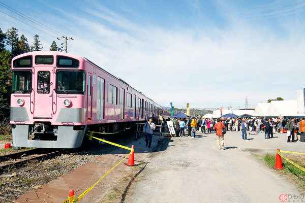 西武鉄道 車両基地を 酒場 化 止まっている電車内が飲食スペース ニコニコニュース