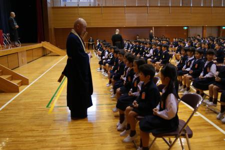 追手門学院小学校 50年の伝統行事小学生と保護者による座禅会の開催 ニコニコニュース