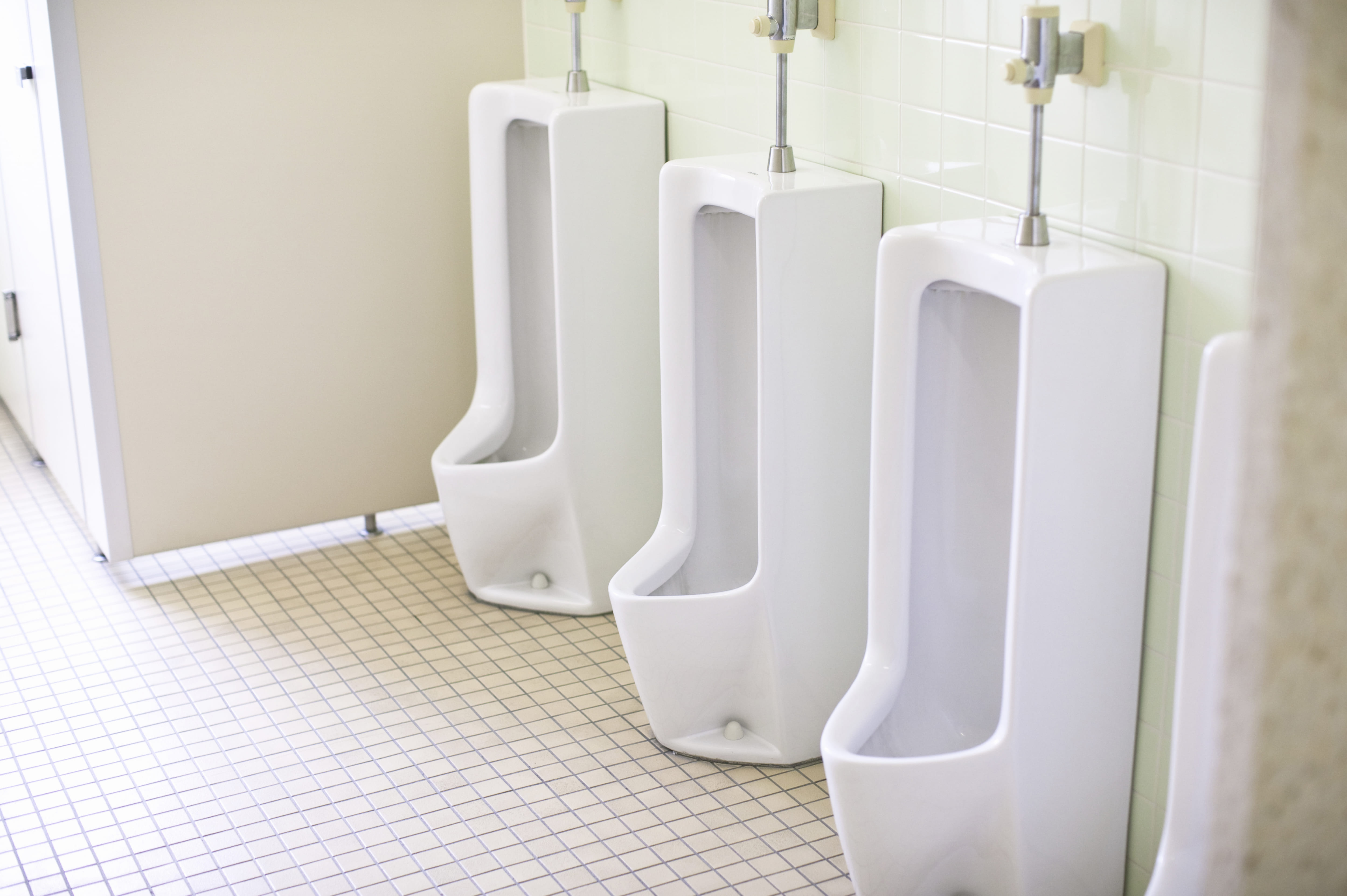 35年間、立ちション丸見えの中学男子トイレ 「セクハラです」と生徒の訴えで改善へ ニコニコニュース
