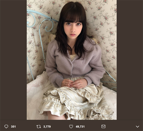 橋本環奈 カメラ目線で何かを訴える 自然体ショットが お人形さんみたい と反響 ニコニコニュース