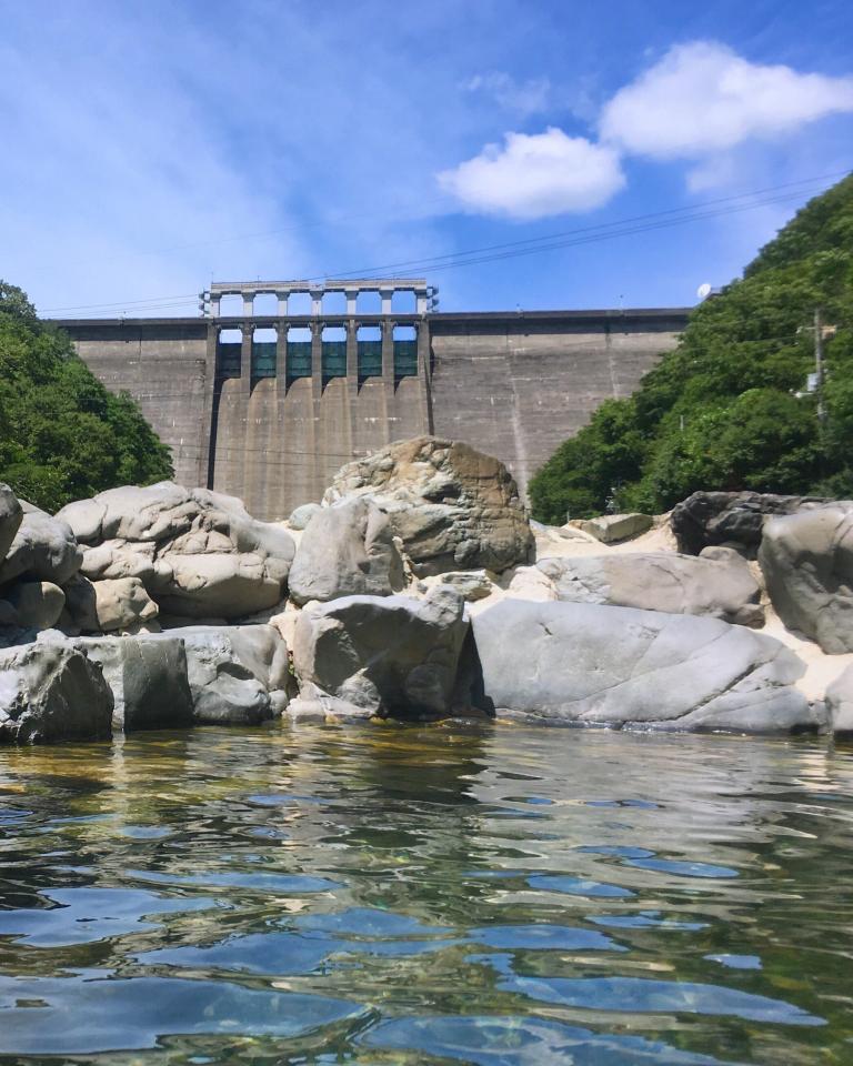 大迫力 巨大ダム見上げるパノラマ混浴 ドキドキの 開放ロケーション も魅力 岡山 砂湯 ニコニコニュース