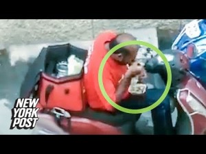 配達中に客の食べ物を盗み食いしたデリバリースタッフ 印 動画あり ニコニコニュース