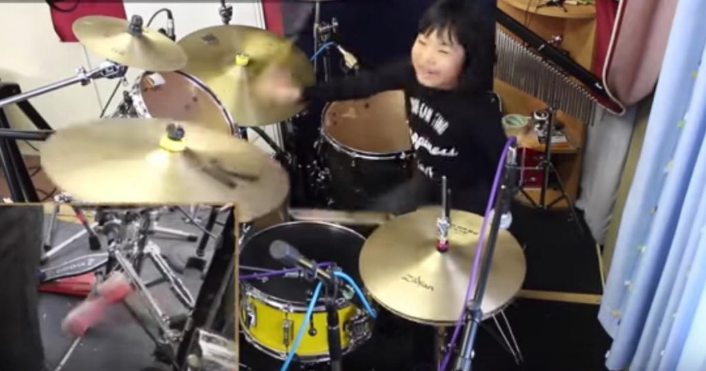 鳥肌 9歳の天才日本人少女ドラマー よよかさんがクイーンの楽曲のドラムカバー動画を公開 圧倒的グルーヴ感に鳥肌 ニコニコニュース