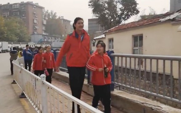 11歳で2メートル10センチ！世界一背の高い少女（中国） | ニコニコニュース