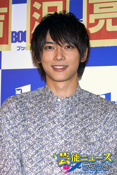 吉沢亮 初のカレンダー発売 兄も 顔デカッ とツッコムほどの顔アップに大テレ ニコニコニュース