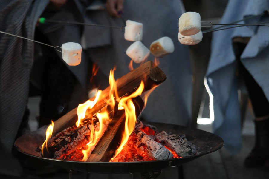 チーズやマシュマロに海鮮 オフィス街の 焚き火 で食べる専門店 ニコニコニュース