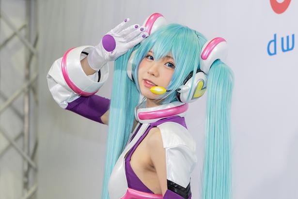 人気コスプレイヤー えなこも参戦 東京オートサロン19で見つけた美人コンパニオン 写真枚 ニコニコニュース