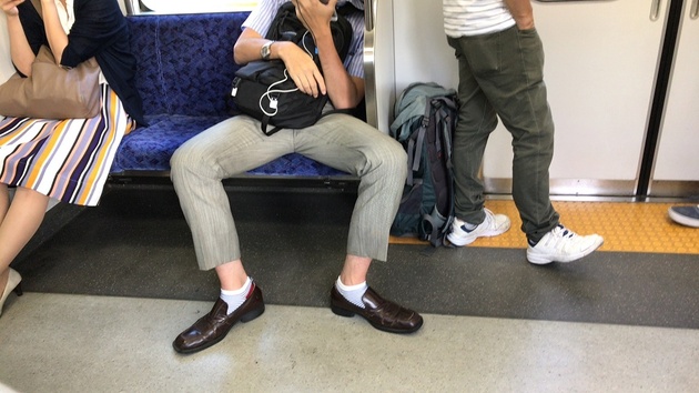 電車で脚を広げて座る男性に批判殺到 男女のスペース差に なぜ閉じて譲らないのか 男性専用車両を ニコニコニュース