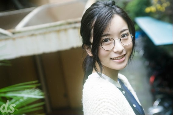 乃木坂46随一とも言われる整った顔立ち 人気グラビア企画 ビジョメガネ に 乃木坂46 佐々木琴子が登場 ニコニコニュース