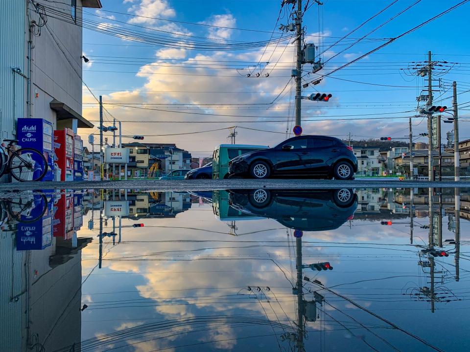 どっちが水たまり 逆さにしても分からない あの ウユニ塩湖 みたいな街角の絶景写真 ニコニコニュース