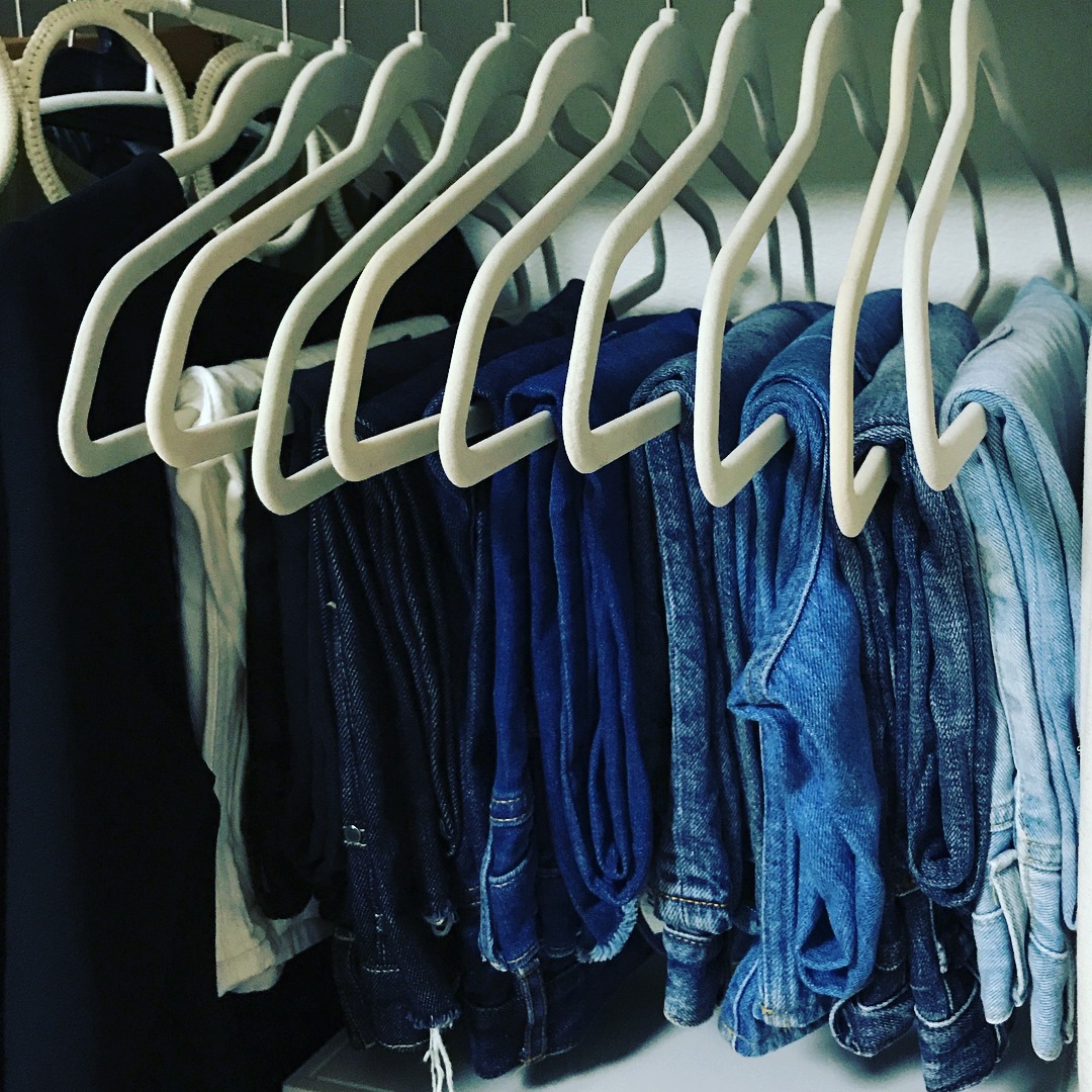 コストコの ノンスリップハンガー で統一感のあるクローゼットに ニコニコニュース