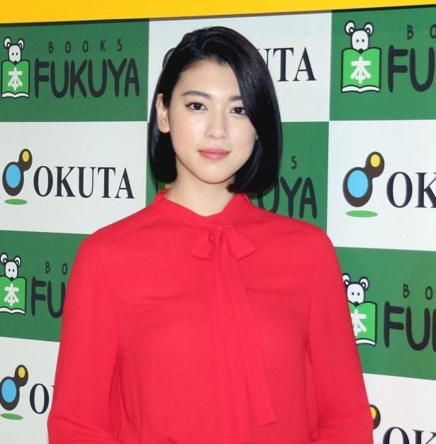 三吉彩花 圧巻の美腹筋 ショートボブ姿に称賛殺到 ため息が出るほど美しい ニコニコニュース