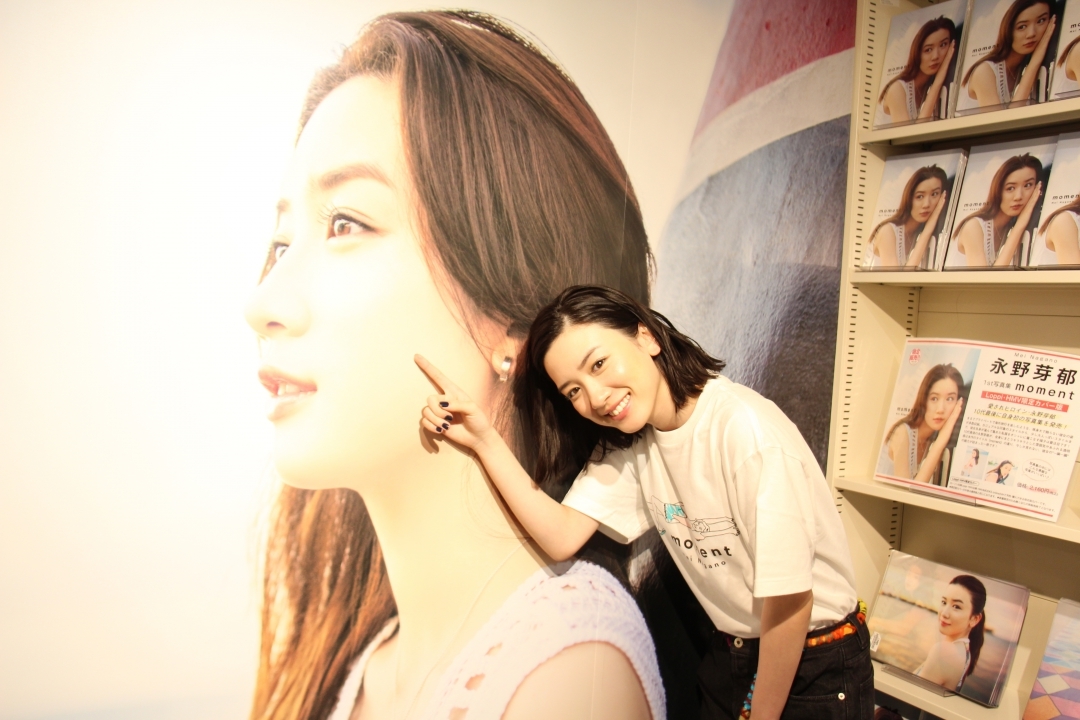 永野芽郁、渋谷HMVをお忍び訪問していた 写真集『moment』Limited Storeで特大パネルにサインも | ニコニコニュース