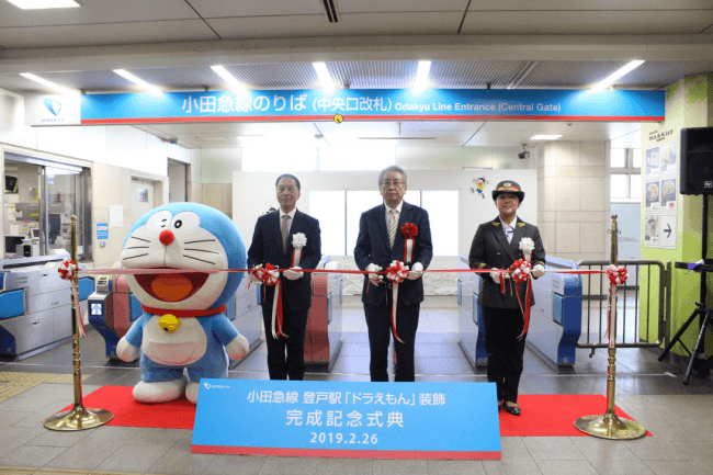 登戸駅がすこしふしぎな空間に 小田急線 登戸駅 ドラえもん 装飾 完成 ニコニコニュース