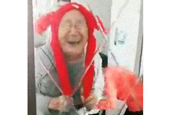 耳が動く帽子に大はしゃぎするおじいちゃん ニコニコニュース