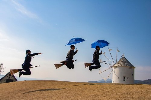 香川県警が 魔女の宅急便 コスプレ ホウキで交通ルール啓発 ユニーク企画の狙いを聞いた ニコニコニュース