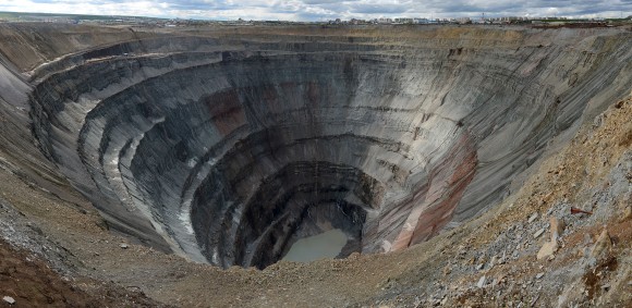 地球に空いた巨大な穴をのぞきにいこう ロシアにあるダイヤモンド採掘穴 ミール鉱山 を訪ねて ニコニコニュース