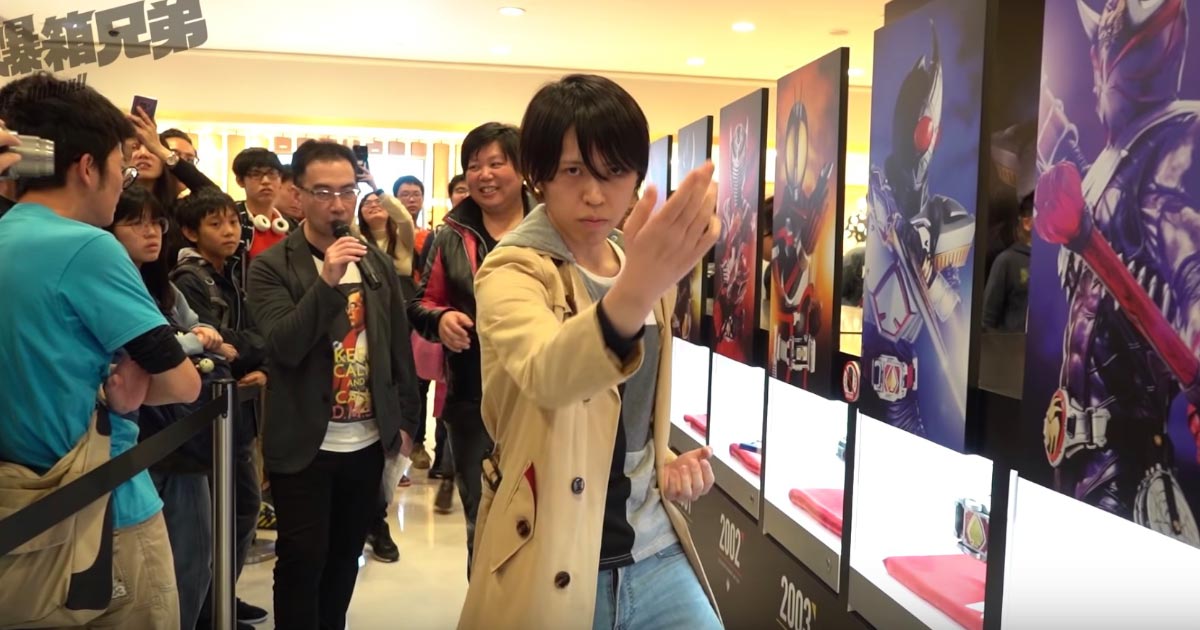 海外の 仮面ライダー展 に凄いファンが登場し話題に キレッキレで歴代仮面ライダーの変身シーンを完コピ ベルトが見えた ニコニコニュース