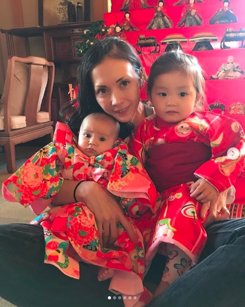 土屋アンナ 娘2人を抱いた1ヶ月遅れの雛祭り写真を公開し反響 アンナさんにそっくり 三人共にお雛様 ニコニコニュース