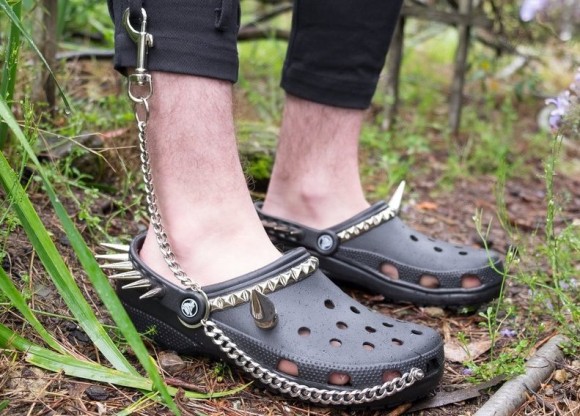 攻撃力 防御力が2ぐらい上がる エモいクロックスサンダル ゴス クロックス Goth Crocs が販売されている件 ニコニコニュース